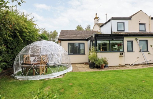 Wisbech Cottage | FERNLEIGH VILLA ANNEXE, pet friendly, with pool in Upwell