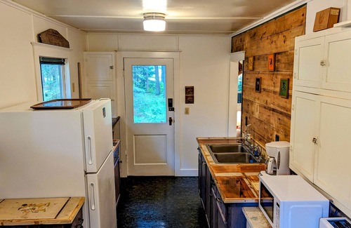 Rhinelander Cabin | Fernwood Cabin | Riverside Retreat | Firepit, Kayaks, Dog-Friendly