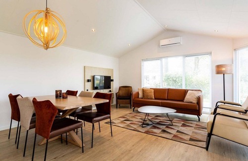 Cromvoirt Ski Chalet | ✓ Ferox XL at Résidence de Leuvert ✓ Holiday home for 2 persons ✓ Located near Den Bosch (Noord-Brabant) ✓ Near De IJzeren Man ✓ Book directly through the park