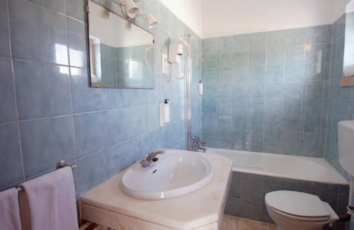 Praia das Macas House | Few Minutes' to Macas Beach! Ocean View, Free Parking, Pets are Welcome!