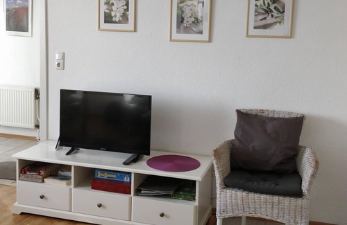 Butjadingen Apartment | Fewo Kastanie, Dusche, WC, 2 Schlafräume - Ferienwohnungen "hof Wiesenblick"