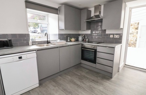 Abergwyngregyn Cottage | FFRIDDOEDD, family friendly, with a garden in Llanfairfechan