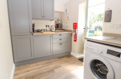 Bangor Cottage | FFRWDD GALED UCHAF, family friendly, with open fire in Tregarth