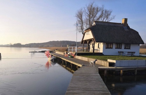 Grubnow House | FH with thatched roof, sauna, lake view, pool - FH