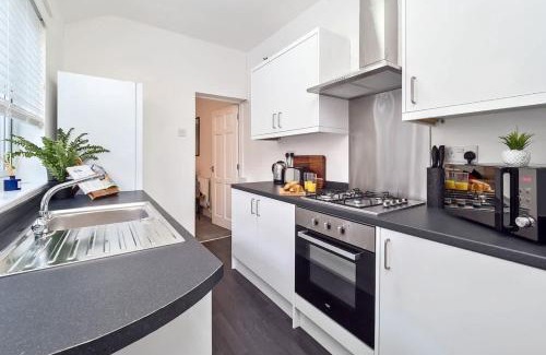 Stoke-on-Trent House | Fielding House by Truestays - NEW 3 Bedroom House in Stoke-on-Trent