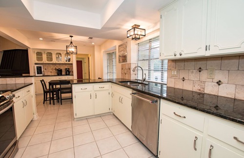 Whispering Oaks House | *Fiesta Tx, Riverwalk, Pearl|5 Bdrm-3 Kings|Golf,Ping-Pong|4 TVs|Hi-Spd WIFI*
