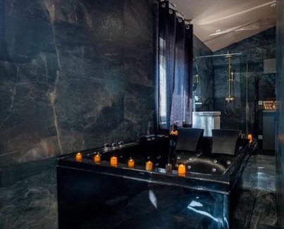 Vaise Apartment | Fifty Shades Suite