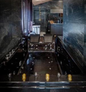 Vaise Apartment | Fifty Shades Suite