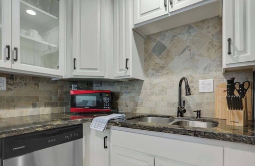 Raisin Apartment | Fig Garden Casita B- Affordable & Convenient!