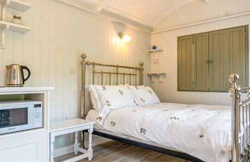 Bridport House | Fig Tree Shepherds Hut - Cottage