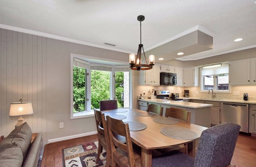 Blowing Rock Condo | Finch 8 | Restaurant, Pool, Spa