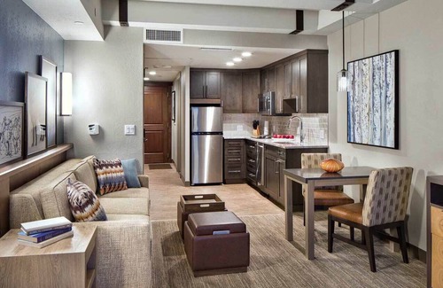 Steamboat Springs Resort | 𝐅𝐢𝐧𝐝𝐢𝐧𝐠 𝐌𝐞𝐢𝐥𝐢's Luxury SKI-IN/SKI-OUT Resort+Amenities. STUDIO SUITE