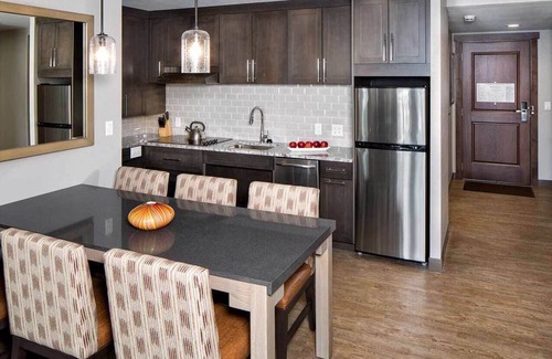 Steamboat Springs Resort | 𝐅𝐢𝐧𝐝𝐢𝐧𝐠 𝐌𝐞𝐢𝐥𝐢's Luxury SKI-IN/SKI-OUT Resort+Amenities. STUDIO SUITE