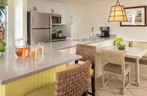 Old Town Resort | 𝐅𝐢𝐧𝐝𝐢𝐧𝐠𝐌𝐞𝐢𝐥𝐢 Waterfront Sunset Harbor Resort, DUVAL STREET+Amenities