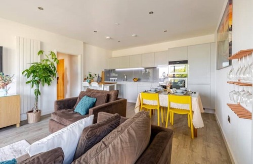 Camden Town with Primrose Hill Apartment | FINDMYSAFE SPACE - Urban Escapes