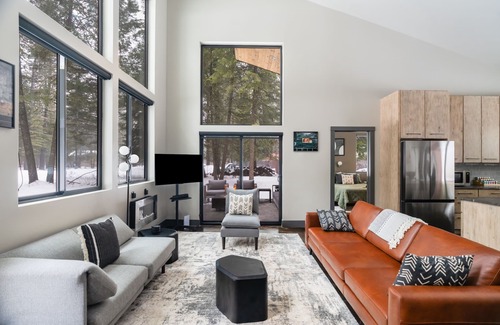 McCall House | FINE PINE PLACE in town/luxury modern/wow kitchen/whole house/yes dogs!