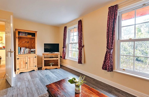 Eaton Mascott Cottage | Finest Retreats | Netley Hall - Rose