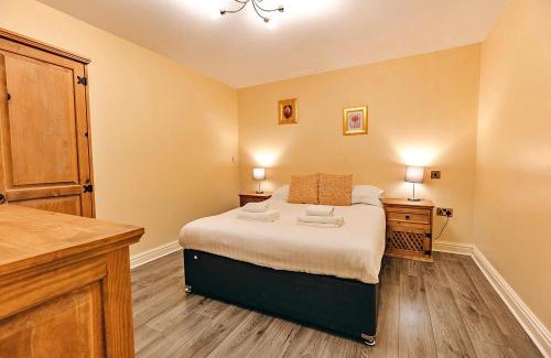 Eaton Mascott House | Finest Retreats - Netley Hall - Mulberry