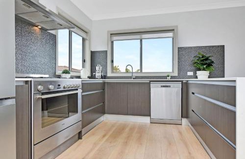 Caves Beach House | Finns at Caves Beach Resort