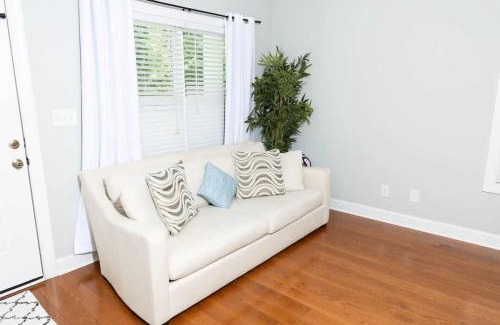 Chapel Hill House | Fire Pit - 4 Min from UNC - 7 Min from Carrboro - Fast Wi-Fi