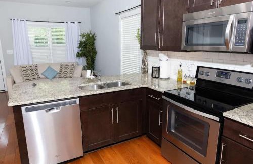 Chapel Hill House | Fire Pit - 4 Min from UNC - 7 Min from Carrboro - Fast Wi-Fi