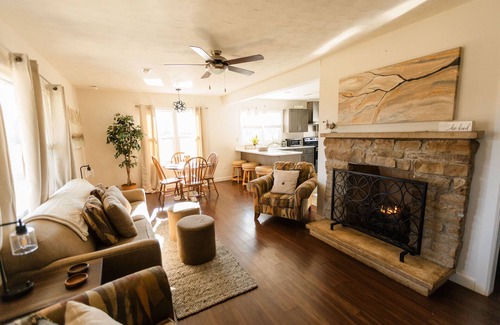 Somerset Cottage | FIRE PIT, FENCED YARD, FIREPLACE, HOT TUB, 100 meg internet, LAKE CUMBERLAND