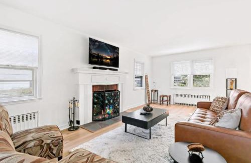 New Rochelle House | Fire pit ~ Game Room ~ near NYC ~ Modern Luxury