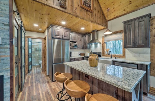 Beech Mountain Cabin | Fire Pit & Grill: Modern Beech Mountain Cabin!