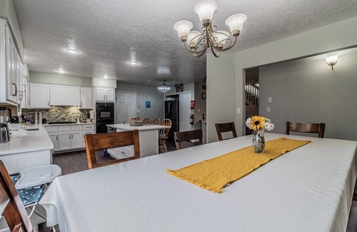 Farmington House | Fire TV, Movie Theater,n WiFi, Games, Full Kitchen