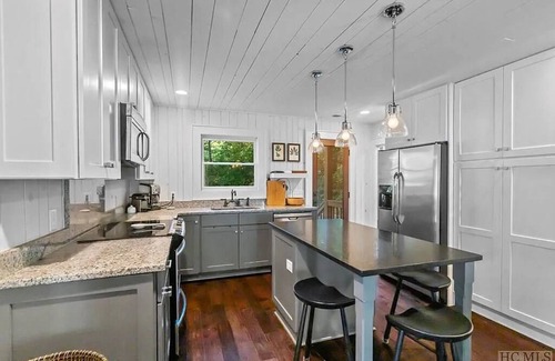 Highlands Cottage | FireFly Creek 2.9 Miles to Highlands