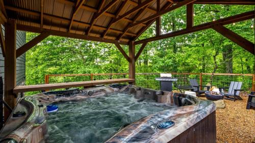 Caton House | Firefly Mountain Suites by AvantStay Sleeps 36 Indoor Pool Hot Tub Game Room Playground
