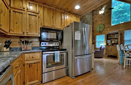 Mineral Bluff Cabin | Firepit, Hot Tub, Pinball, Air Hockey & More Games, 3 King Beds & Paved Roads