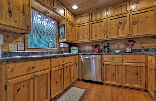 Mineral Bluff Cabin | Firepit, Hot Tub, Pinball, Air Hockey & More Games, 3 King Beds & Paved Roads