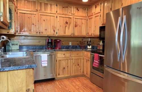 Mineral Bluff Cabin | Firepit, Hot Tub, Pinball, Air Hockey & More Games, 3 King Beds & Paved Roads