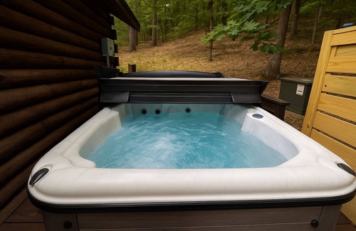 Eureka Springs Cabin | Fireplace & Swing | Modern Cabin + New Hot Tub