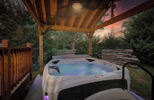 Ashland Cabin | Fireside Cabin w/Hot Tub. 2 Bedrooms w/3 Queen Beds. Spacious and Pet Friendly!