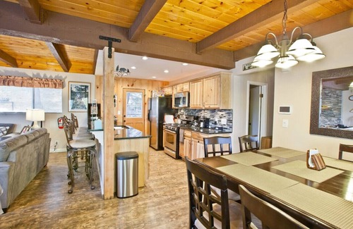 Blue Jay Cabin | Fireside Lodge - Walk to Village