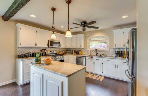 Hayesville House | Fireside Nights & Family BBQs: Lake Chatuge Escape