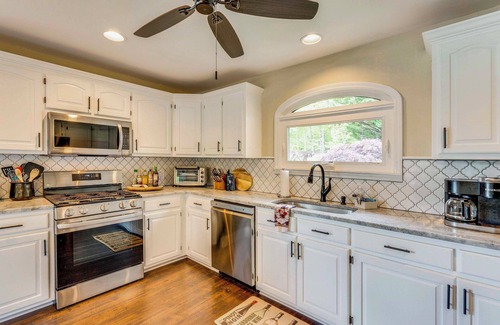 Hayesville House | Fireside Nights & Family BBQs: Lake Chatuge Escape