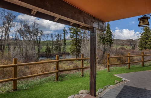 Clark Cabin | Fireside - Quaint cabin near hiking and fishing