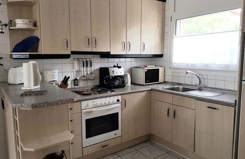 El Mas Fumats Apartment | First floor apartment in villa with pool, residential area