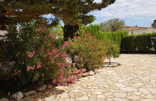 El Mas Fumats Apartment | First floor apartment in villa with pool, residential area