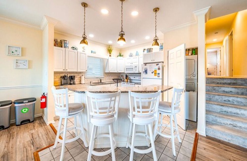 South End Condo | First-Floor Beachfront 4BR, Dog-Friendly-Sleeps 12 w/Deck, Grill & Beach Cart!