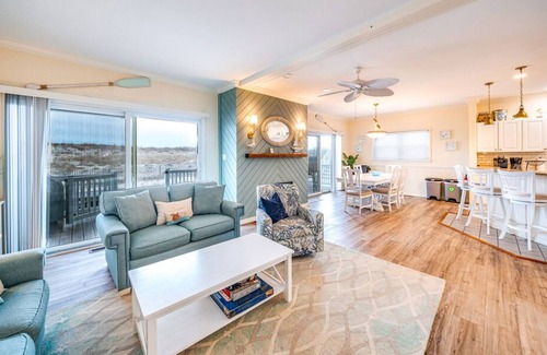 South End Condo | First-Floor Beachfront 4BR, Dog-Friendly-Sleeps 12 w/Deck, Grill & Beach Cart!