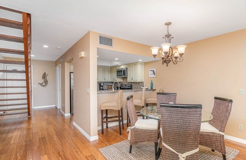 Bokeelia House | First-floor, snowbird-friendly townhouse w/shared pool, WiFi, central AC, & W/D