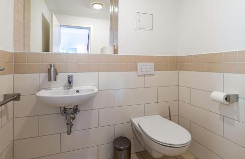 Muritz Apartment | Fischadler - Ferienwohnung mit Terrasse, Kamin, Bootsverleih & Seezugang