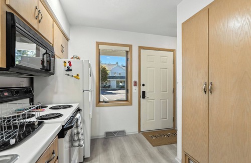 Fish Creek Condo | Fish Creek Condo-Next to Shopping and restaurants