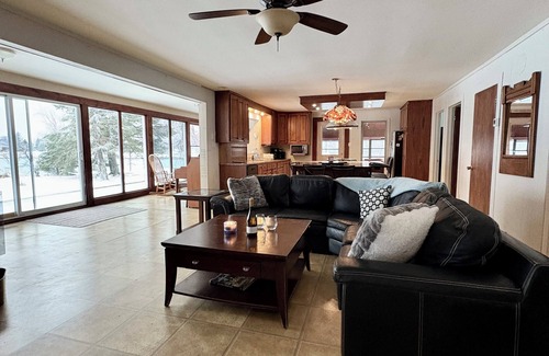 South Glengarry Cottage | Fish ON! Charming cottage on the n St. Lawrence River with 60' dock