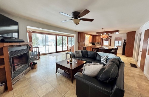 South Glengarry Cottage | Fish ON! Charming cottage on the n St. Lawrence River with 60' dock