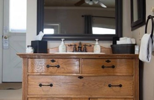 South Fork Bed & Breakfast | Fisherman's Folly GUESTROOM at Arbor House Inn Inn Bed & Breakfast